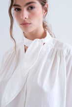 Carica l'immagine nel visualizzatore di Gallery, Compania Fantastica- Camicia con fiocco strutturato
