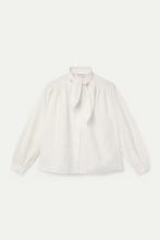 Carica l'immagine nel visualizzatore di Gallery, Compania Fantastica- Camicia con fiocco strutturato
