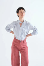 Carica l'immagine nel visualizzatore di Gallery, Compania Fantastica- Camicia con fiocco strutturato
