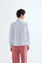 Carica l'immagine nel visualizzatore di Gallery, Compania Fantastica- Camicia con fiocco strutturato

