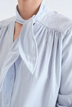 Carica l'immagine nel visualizzatore di Gallery, Compania Fantastica- Camicia con fiocco strutturato
