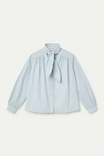 Carica l'immagine nel visualizzatore di Gallery, Compania Fantastica- Camicia con fiocco strutturato
